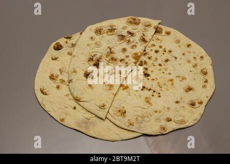 Primo piano vista del tradizionale pane piatto svedese isolato. Fondo sano concetto di cibo. Foto Stock