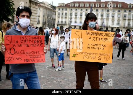 Torino, Italia. 23 maggio 2020. TORINO - 23 maggio 2020: I manifestanti tengono cartelli durante una dimostrazione per richiedere la riapertura delle scuole a settembre. (Foto di Nicolò campo/Sipa USA) Credit: Sipa USA/Alamy Live News Foto Stock