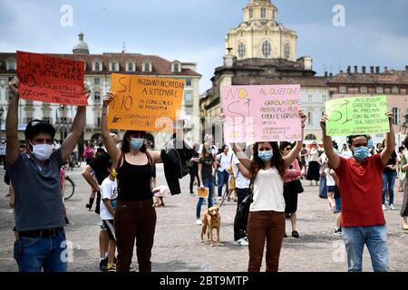 Torino, Italia. 23 maggio 2020. TORINO - 23 maggio 2020: I manifestanti tengono cartelli durante una dimostrazione per richiedere la riapertura delle scuole a settembre. (Foto di Nicolò campo/Sipa USA) Credit: Sipa USA/Alamy Live News Foto Stock