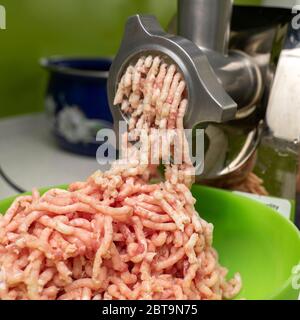 Lavorazione di carne di maiale macinata in macinacaffè Foto Stock