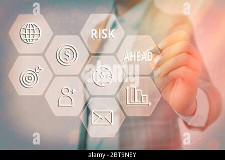 Segno di testo che mostra il rischio in anticipo. Business photo mostrando una probabilità o di minaccia di danno, lesioni, responsabilità, perdita Foto Stock