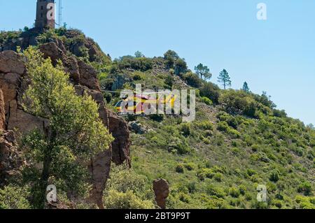 Francese Sécurité civile EC145 formazione in elicottero sulle montagne Esterel (Var) Foto Stock