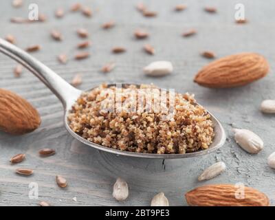 In casa mix LSA in cucchiaio - Semi di lino o semi di lino, semi di girasole e le mandorle. Tradizionale australiana miscela di terreno, fonte di fibra dietetica, proteine, acidi grassi omega. Copia spazio per il testo. Foto Stock