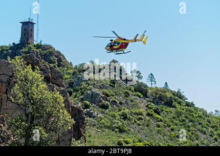 Francese Sécurité civile EC145 formazione in elicottero sulle montagne Esterel (Var) Foto Stock