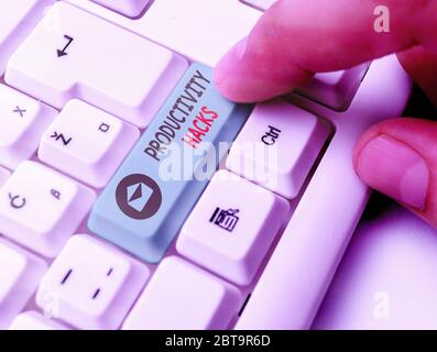 La scrittura della nota mostra la produttività Hacks. Il concetto di business per i trucchi che puoi fare molto di più per lo stesso ammontare di tempo Foto Stock