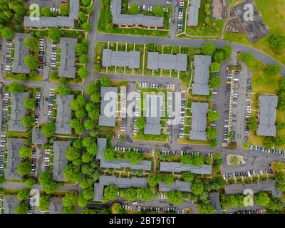 Rimani a casa durante il Covid-19 vista di strade tortuose e strade in una zona residenziale quartiere piccolo città con tetti di paesaggio di case Foto Stock