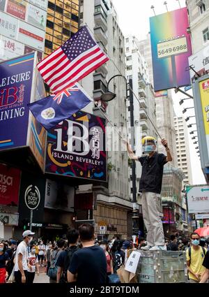 Hong Kong, Cina. 24 maggio 2020. HONG KONG, HONG KONG SAR, CINA: 24 MAGGIO 2020. Ventitre anni dopo che Hong Kong è stato riconpassato dalla Gran Bretagna al governo cinese, Pechino sta spingendo per attuare nuove e severe leggi sulla sicurezza nazionale che sopprimeranno le proteste a favore della democrazia che si sono manifestate in città. Si ritiene che sia la fine dell'accordo di consegna in cui la Cina ha accettato l'idea di un paese, due sistemi. La gente prende per le strade per una protesta illegale nel distretto commerciale di Causeway Bay Alamy Live News/Jayne Russell Credit: Jayne Russell/Alamy Live News Foto Stock