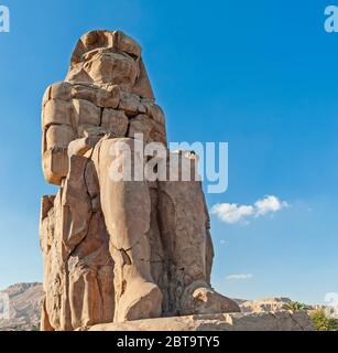 Grande statua del faraone amenhotep III al colosso di Memnon in Luxor Egitto Foto Stock