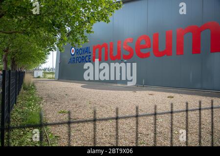 Vista sulla strada dell'hangar e del logo del Royal Air Force Museum a Hendon, Londra nord vicino alla stazione Colindale, maggio 2020. Foto Stock