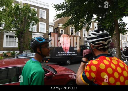 Un video del gruppo politico di campagna guidato da asini della dichiarazione del primo Ministro Boris Johnson è mostrato fuori della casa di Londra del suo anziano Dominic Cummings , Mentre le domande di blocco continuano a bombardare il governo dopo che è emerso che ha viaggiato alla casa dei suoi genitori malgrado le restrizioni relative al coronavirus. Foto Stock