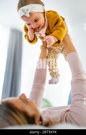 Madre e bambino che giocano e sorridono. Buona famiglia. Foto Stock