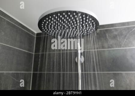 Primo piano interno elegante doccia spruzzata acqua Foto Stock