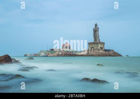 Statua di Thiruvalluvar e monumento alla roccia di Vivekananda, di fronte al mare di Laccadive. Foto Stock