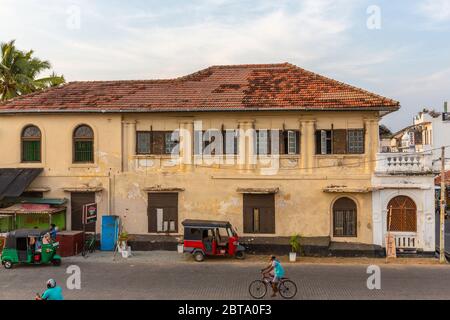 Il traffico passa attraverso un vecchio edificio all'interno del Forte Galle, in questo caso il ristorante della famiglia India Hut. Foto Stock