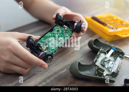 Toronto, Canada - Mat, 23,2020: Primo piano di smontaggio del controller di gioco riparazione, pulizia o diagnostica. Foto Stock