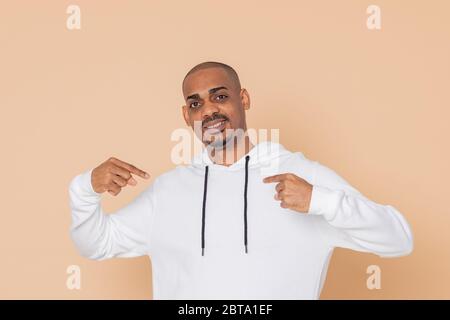 Ragazzo africano con una felpa bianca su sfondo giallo Foto Stock