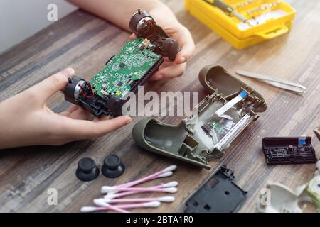 Toronto, Canada - Mat, 23,2020: Primo piano di smontaggio del controller di gioco riparazione, pulizia o diagnostica. Foto Stock