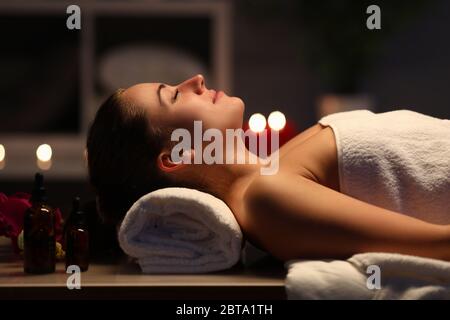 La ragazza si trova a casa sotto la procedura dopo bellezza spa Foto Stock