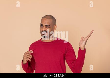 Ragazzo africano con una maglia rossa su sfondo giallo Foto Stock