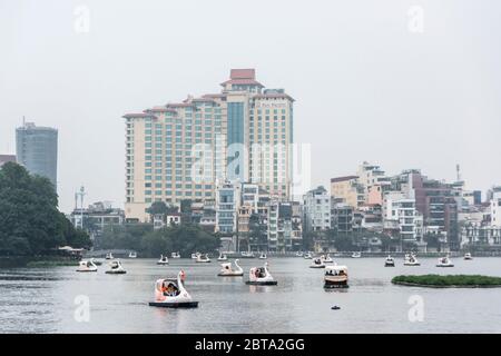 Hanoi, Vietnam, 30 dicembre 2019 - Quan Tay ho o Westlake ad Hanoi. Lago Tay con barche a remi con vista sulla città sullo sfondo. Foto Stock