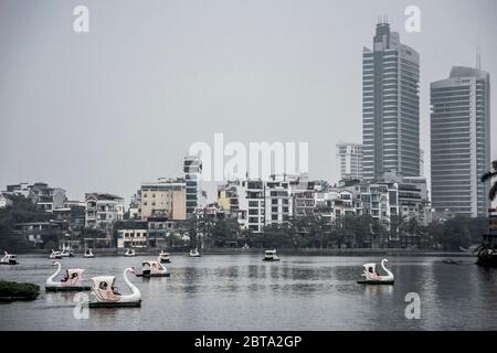 Hanoi, Vietnam, 30 dicembre 2019 - Quan Tay ho o Westlake ad Hanoi. Lago Tay con barche a remi con vista sulla città sullo sfondo. Foto Stock