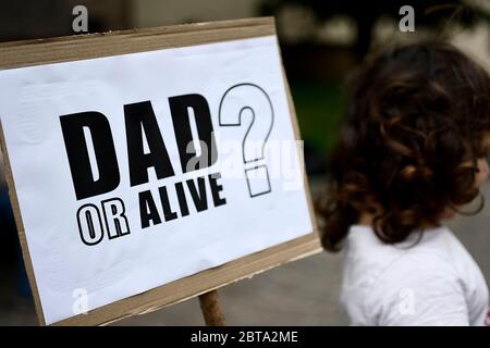 Torino, Italia - 23 maggio 2020: Una vista mostra un cartello con la dicitura 'DAD or Alive?' (PAPÀ è l'acronimo italiano per l'apprendimento a distanza) durante una dimostrazione per richiedere la riapertura delle scuole in settembre. Credit: Nicolò campo/Alamy Live News Foto Stock