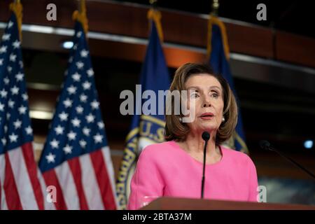 26 marzo 2020, Washington, District of Columbia, Stati Uniti d'America: LA portavoce DELLA Casa DEGLI STATI UNITI Nancy Pelosi parla con i giornalisti durante la sua conferenza stampa settimanale al Campidoglio degli Stati Uniti 26 marzo 2020, a Washington, DC. È l'ottantesimo compleanno di Pelosi. Ieri sera il Senato americano ha approvato un disegno di legge per combattere gli effetti della COVID-19 sulla salute pubblica e l’economia. La chiusura economica causata dalla pandemia del coronavirus ha innescato un'esplosione degli Americani che archivano le indennità di disoccupazione, salendo a 3.3 milione la settimana scorsa -- il numero più alto mai registrato, il reparto di lavoro ha riferito Marc Foto Stock