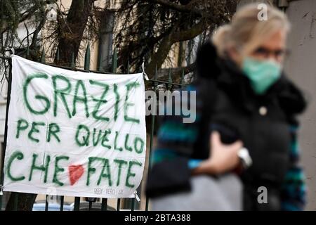 Torino, Italia - 16 marzo 2020: Un banner che 'ringrazia per quello che stai facendo' si trova fuori dal pronto soccorso dell'ospedale Molinette per ringraziare medici, infermieri e altri operatori sanitari. Il governo italiano ha imposto restrizioni senza precedenti per fermare la diffusione dell'epidemia di coronavirus COVID-19, tra le altre misure i movimenti di persone sono consentiti solo per lavoro, per l'acquisto di beni essenziali e per motivi di salute. Credit: Nicolò campo/Alamy Live News Foto Stock