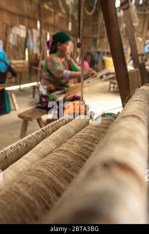 Lung Tam, Vietnam - 9 gennaio 2020 - la tessitura della donna in modo tradizionale, concentrarsi sulla lin e il telaio Foto Stock