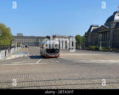 Bruxelles, Belgio, 25 aprile 2020 - i trasporti pubblici in via bruxelles desertati durante la confino covid-19. Crisi durante una giornata di primavera brillante Foto Stock