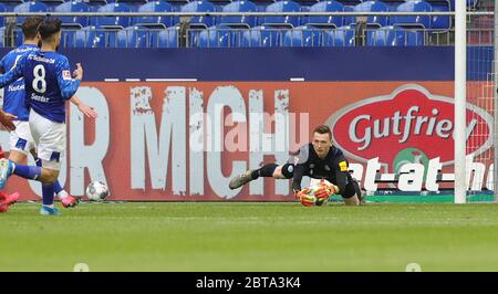 Schalke, Germania. 24 Maggio 2020. Firo 24 Maggio 2020 1.Bundesliga, stagione 19/20 2019/2020 27. matchday: FC Schalke 04 - FC Augsburg duelli, Markus Schubert | Usage worldwide Credit: dpa/Alamy Live News Foto Stock