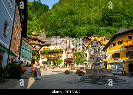 Vista sulla piazza vuota del mercato di Hallstatt, regione Salzkammergut, OÖ, Austria, circondata da edifici storici in una bella mattina di primavera Foto Stock