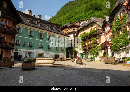 Vista sulla piazza vuota del mercato di Hallstatt, regione Salzkammergut, OÖ, Austria, circondata da edifici storici in una bella mattina di primavera Foto Stock