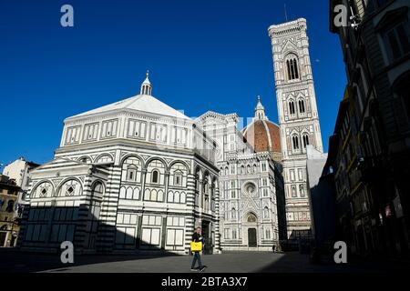 Firenze, Italia - 03 aprile 2020: Un uomo cammina vicino alla Cattedrale di Firenze (formalmente Cattedrale di Santa Maria del Fiore) e al Battistero di San Giovanni. Il governo italiano ha imposto restrizioni senza precedenti per fermare la diffusione dell'epidemia di coronavirus COVID-19, tra le altre misure i movimenti di persone sono consentiti solo per lavoro, per l'acquisto di beni essenziali e per motivi di salute. Credit: Nicolò campo/Alamy Live News Foto Stock