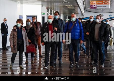 Torino - 02 aprile 2020: La visione generale mostra 22 volontari medici che sono inviati dal governo italiano nella regione Piemonte e arrivano all'aeroporto di caselle. Il governo italiano ha imposto restrizioni senza precedenti per fermare la diffusione dell'epidemia di coronavirus COVID-19, tra le altre misure i movimenti di persone sono consentiti solo per lavoro, per l'acquisto di beni essenziali e per motivi di salute. Credit: Nicolò campo/Alamy Live News Foto Stock