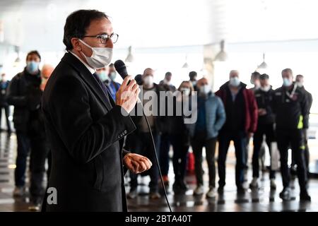 Torino - 02 aprile 2020: Francesco Boccia, Ministro degli Affari regionali, interviene durante una conferenza stampa per accogliere 22 volontari inviati dal governo italiano in Piemonte. Il governo italiano ha imposto restrizioni senza precedenti per fermare la diffusione dell'epidemia di coronavirus COVID-19, tra le altre misure i movimenti di persone sono consentiti solo per lavoro, per l'acquisto di beni essenziali e per motivi di salute. Credit: Nicolò campo/Alamy Live News Foto Stock