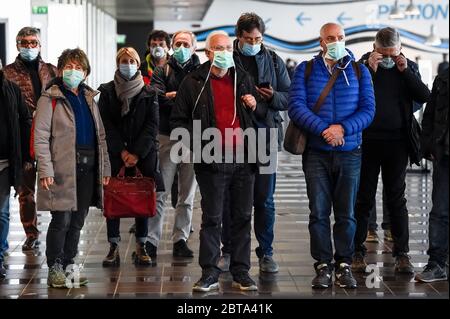 Torino - 02 aprile 2020: La visione generale mostra 22 volontari medici che sono inviati dal governo italiano nella regione Piemonte e arrivano all'aeroporto di caselle. Il governo italiano ha imposto restrizioni senza precedenti per fermare la diffusione dell'epidemia di coronavirus COVID-19, tra le altre misure i movimenti di persone sono consentiti solo per lavoro, per l'acquisto di beni essenziali e per motivi di salute. Credit: Nicolò campo/Alamy Live News Foto Stock