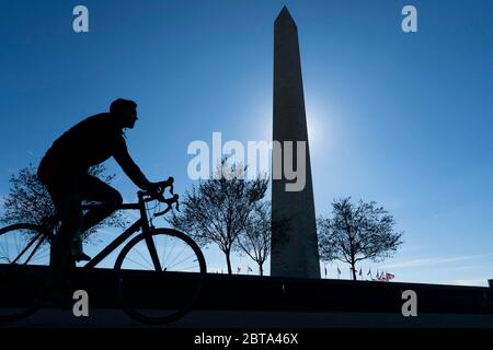 Washington, Distretto di Columbia, Stati Uniti. 26 Marzo 2020. La gente apprezza il National Mall il 26 marzo 2020, a Washington, DC Credit: Alex Edelman/ZUMA Wire/Alamy Live News Foto Stock