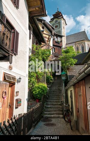 Ingresso al 'Bedeckte Stiege', una scalinata pubblica che conduce alla Chiesa Parrocchiale Cattolica, coperta da tegole in legno - Hallstatt, Austria Foto Stock