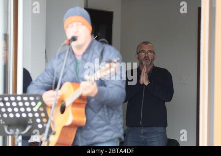 Il pastore Brian Madden (a destra), che si è ripreso dal Covid-19, durante un viaggio in servizio alla chiesa pentecostale di Maghaberry Elim, Craigavon, in quanto alcune chiese stanno riiniziando i servizi di drive-in a seguito dell'allentamento delle restrizioni in Irlanda del Nord a causa della pandemia del coronavirus. Foto Stock