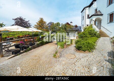 Cortile dell'ex monastero di Traunkirchen, Salzkammergut, OÖ, Austria, noto come set per la serie televisiva tedesca 'Schlosshotel Orth' Foto Stock