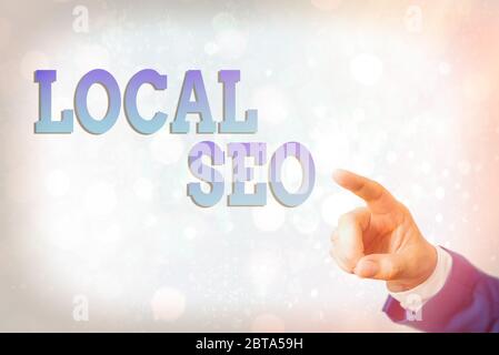 La scrittura della nota mostra Seo locale. Il concetto di business per aiuta le aziende a promuovere prodotti e servizi ai clienti locali Foto Stock