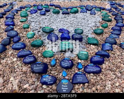 Un residente di Long Eaton (Derbyshire) e un lavoratore NHS presenta un tributo e un memoriale ai membri dedicati della famiglia NHS e Social Care che hanno dato la loro vita durante la lotta contro COVID-19. Foto Stock