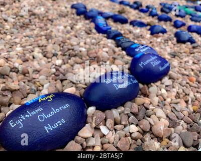 Un residente di Long Eaton (Derbyshire) e un lavoratore NHS presenta un tributo e un memoriale ai membri dedicati della famiglia NHS e Social Care che hanno dato la loro vita durante la lotta contro COVID-19. Foto Stock