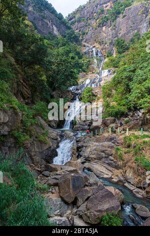 Ravana Falls, Ella Gap, è una popolare attrazione turistica dello Sri Lanka. Attualmente si colloca come una delle più ampie cadute del paese. Foto Stock