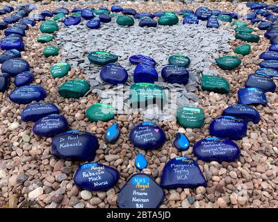 Un residente di Long Eaton (Derbyshire) e un lavoratore NHS presenta un tributo e un memoriale ai membri dedicati della famiglia NHS e Social Care che hanno dato la loro vita durante la lotta contro COVID-19. Foto Stock