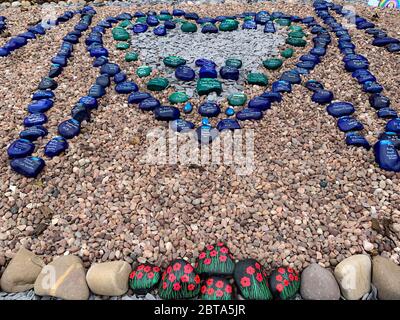 Un residente di Long Eaton (Derbyshire) e un lavoratore NHS presenta un tributo e un memoriale ai membri dedicati della famiglia NHS e Social Care che hanno dato la loro vita durante la lotta contro COVID-19. Foto Stock