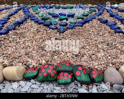 Un residente di Long Eaton (Derbyshire) e un lavoratore NHS presenta un tributo e un memoriale ai membri dedicati della famiglia NHS e Social Care che hanno dato la loro vita durante la lotta contro COVID-19. Foto Stock