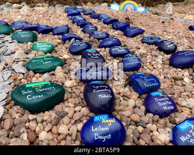 Un residente di Long Eaton (Derbyshire) e un lavoratore NHS presenta un tributo e un memoriale ai membri dedicati della famiglia NHS e Social Care che hanno dato la loro vita durante la lotta contro COVID-19. Foto Stock