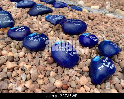 Un residente di Long Eaton (Derbyshire) e un lavoratore NHS presenta un tributo e un memoriale ai membri dedicati della famiglia NHS e Social Care che hanno dato la loro vita durante la lotta contro COVID-19. Foto Stock